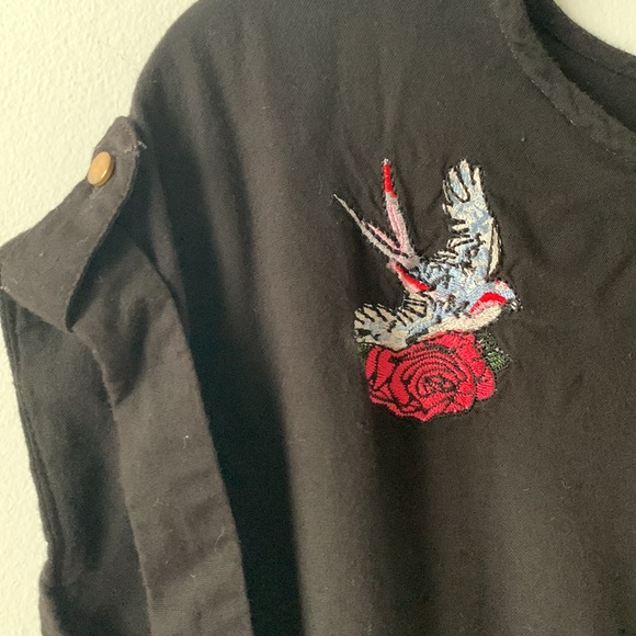 Cute dress with a sparrow embroidery - Picture 2 of 9